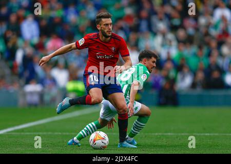 Roberto Torres CA Osasuna e Rodrigo Sanchez Rodri di Real Betis durante la partita la Liga tra Real Betis e CA Osasuna disputata al Benito Villamarin Stadium il 3 aprile 2022 a Siviglia, Spagna. (Foto di Antonio Pozo / PRESSINPHOTO) Foto Stock