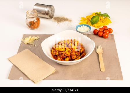 Il Ragù napoletano è una salsa tradizionale della cucina napoletana. Si tratta di un ragu a base di manzo, ecc. tutto questo cotto molto lentamente con concentrazione Foto Stock