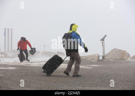 04 aprile 2022, Sassonia-Anhalt, Schierke: Fiasche di neve e raffiche di vento tipo uragano con velocità fino a 140 chilometri all'ora attraversano la cima di Brocken. Nevicate e nebbia hanno una visibilità fortemente limitata sulla cima di Harz. Il clima tempestoso popolare persistono anche nei prossimi giorni. Foto: Matthias Bein/dpa Foto Stock