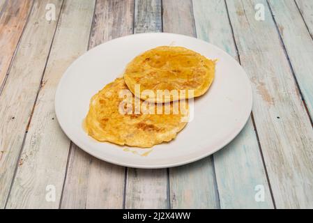 Pancake alla banana, una colazione o un dessert molto semplice, ricco e salutare. Vengono preparati in 20 minuti con soli 10 ingredienti. Foto Stock