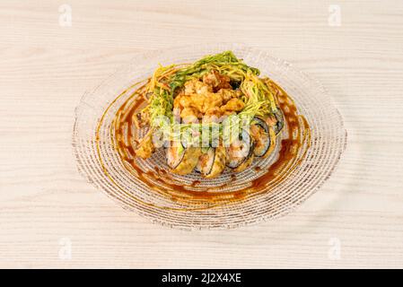 Vulcano sushi con salsa di soia, rotolo con riso e frutti di mare e verdure alle alghe Foto Stock