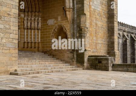 Evora, Portogallo - 24 marzo 2022: Vista dell'ingresso gotico della cattedrale di Evora Foto Stock