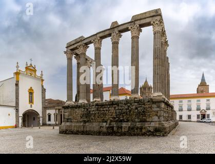 Evora, Portogallo - 24 marzo 2022: Vista dello storico tempio romano nel centro storico di Evora Foto Stock