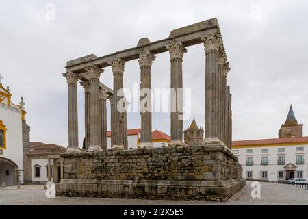 Evora, Portogallo - 24 marzo 2022: Vista dello storico tempio romano nel centro storico di Evora Foto Stock