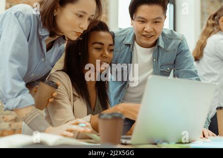 Ritratto di studenti internazionali che studiano con il computer portatile Foto Stock