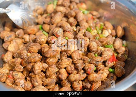 Conchiglia di cocci freschi e deliziosi, bolliti con salsa piccante Foto Stock