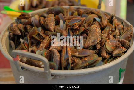 Muschio verde asiatico con salsa piccante di pesce. Servire di cozze verdi su un vassoio pronto per mangiare. Perna viridis Foto Stock