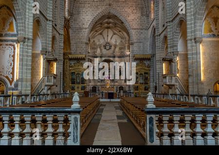 Evora, Portogallo - 24 marzo 2022: Vista dell'altare nella Chiesa di San Francisco a Evora Foto Stock