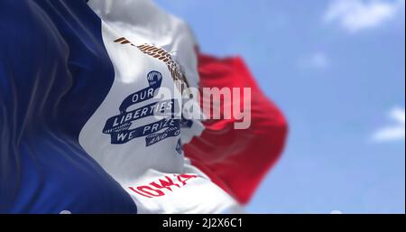 La bandiera di stato degli Stati Uniti dell'Iowa sventola nel vento. Iowa è uno stato situato nella regione del Midwest degli Stati Uniti. Democrazia e indipendenza. Foto Stock