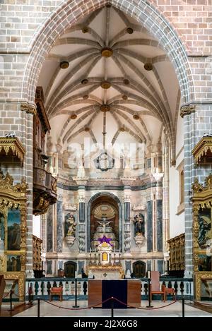 Evora, Portogallo - 24 marzo 2022: Vista dell'altare nella Chiesa di San Francisco a Evora Foto Stock