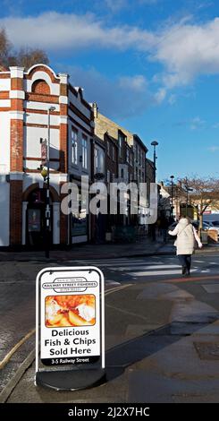 Segno che fa pubblicità al negozio di fiches & di Pocklington, Yorkshire orientale, Inghilterra Regno Unito Foto Stock