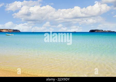 Splendida vista sulla spiaggia di Martinhal a Sagres, Algarve, con acque calme e cristalline Foto Stock