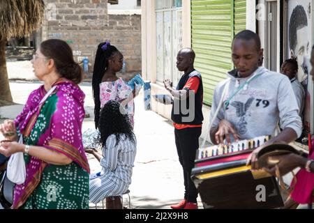 Nakuru, Kenya. 03rd Apr 2022. I devoti di Hare Krishna Consciousness Nakuru Center cantano mantra e suonano strumenti musicali lungo una strada governativa. La coscienza di Hare Krishna, comunemente conosciuta come il movimento di Hare Krishna, un ramo dell'induismo, crede che cantare i nomi di Dio sia un modo potente di meditazione, e dovrebbe essere cantato per le strade per far sì che gli altri possano beneficiarne. I devoti di Hare Krishna mangiano carne, credono che gli animali siano figli di Krishna, creati da Dio, e donít shouldnít essere feriti. Credit: SOPA Images Limited/Alamy Live News Foto Stock