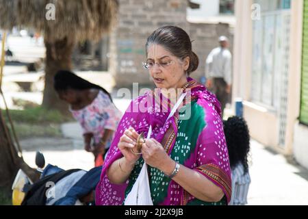 Nakuru, Kenya. 03rd Apr 2022. La signora Nalini Mataji, devota della coscienza di Hare Krishna il centro di Nakuru ha visto i mantra cantanti lungo una strada governativa. La coscienza di Hare Krishna, comunemente conosciuta come il movimento di Hare Krishna, un ramo dell'induismo, crede che cantare i nomi di Dio sia un modo potente di meditazione, e dovrebbe essere cantato per le strade per far sì che gli altri possano beneficiarne. I devoti di Hare Krishna mangiano carne, credono che gli animali siano figli di Krishna, creati da Dio, e donít shouldnít essere feriti. Credit: SOPA Images Limited/Alamy Live News Foto Stock