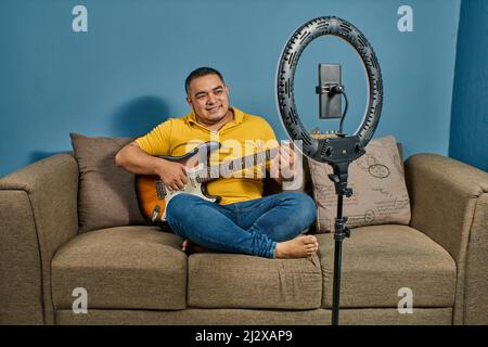 Insegnare la chitarra in corsi online con lezioni dal vivo Foto Stock