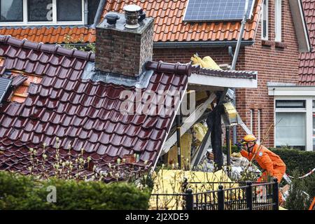 2022-04-04 12:12:13 OLDENZAAL - lavoratori di emergenza dal servizio antincendio e Urban Search and Rescue (USAR) al lavoro in una casa distaccata sul Hoefsmid che è completamente crollato. ANP VINCENT JANNINK olanda OUT - belgio OUT Foto Stock