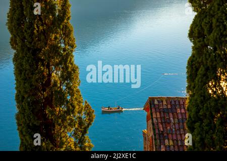 Barca da pesca sul lago di Lugano in una giornata di sole a Morcote, Ticino in Svizzera. Foto Stock