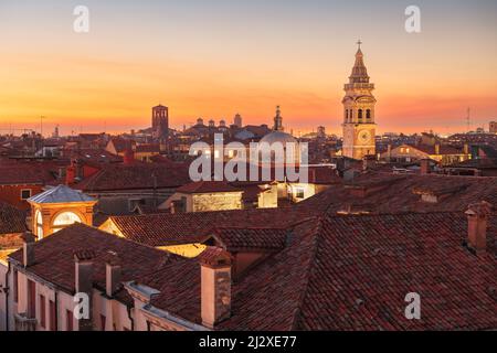 Venezia, skyline sul tetto in Italia e monumenti storici al tramonto. Foto Stock