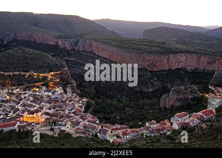 Pareti calcaree rossastre nella zona di arrampicata Chulilla in Spagna, provincia di Valencia Foto Stock