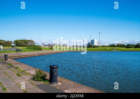 Una vista del vecchio stagno costruito accanto al Magnum Leisure Centre a Irvine, nel North Ayrshire, in Scozia. Foto Stock