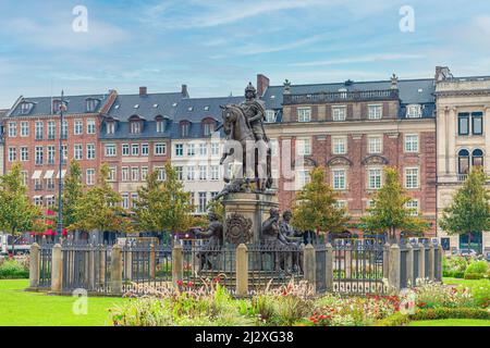 La statua equestre di Christian V su Kings New Square Kongens Nytorv a Copenhagen, Danimarca Foto Stock