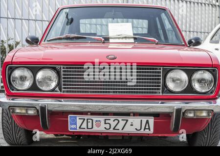 Zara, Croazia, 3.27.2022. Fiat 124 sport coupé, vettura italiana d'epoca esposta in mostra su auto d'epoca Foto Stock