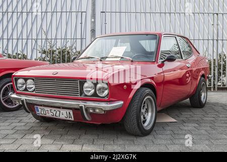 Zara, Croazia, 3.27.2022. Fiat 124 sport coupé, vettura italiana d'epoca esposta in mostra su auto d'epoca Foto Stock