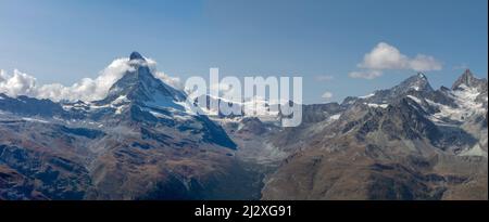 Panorama extra-large del Cervino e delle Alpi svizzere da Unterrothorn in una giornata d'autunno soleggiato, Zermatt, Kanton Wallis, Svizzera, Europa Foto Stock