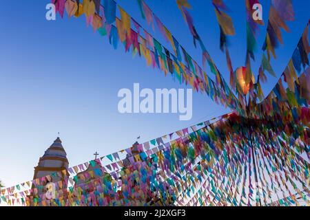 bandiere colorate e palloncino decorativo per la festa di san giovanni, che si svolge a giugno nel nord-est del brasile Foto Stock