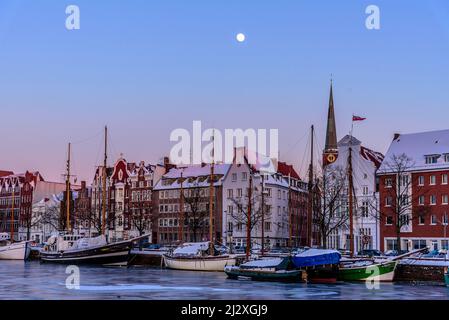 Navi a vela ghiacciate sull'Obertrave, vista della Chiesa di San Jakobi, Lübeck, Baia di Lübeck, Schleswig Holstein, Germania Foto Stock