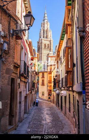 Toledo, vicolo della Spagna verso la Cattedrale di Toledo nel pomeriggio. Foto Stock