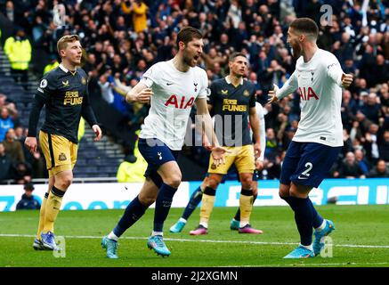 Londra, Inghilterra - APRILE 03:il ben Davies di Tottenham Hotspur celebra il suo obiettivo durante la Premier League tra Tottenham Hotspur e Newcastle United A. Foto Stock