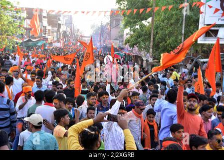 Bikaner, Rajasthan, India. 2nd Apr 2022. Attivisti indù Jagran Manch che prendono parte a Maha Aarti in occasione del nuovo anno indù (Vikram Samvat 2079) a Bikaner. (Credit Image: © Dinesh Gupta/Pacific Press via ZUMA Press Wire) Foto Stock