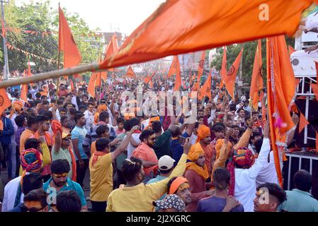 Bikaner, Rajasthan, India. 2nd Apr 2022. Attivisti indù Jagran Manch che prendono parte a Maha Aarti in occasione del nuovo anno indù (Vikram Samvat 2079) a Bikaner. (Credit Image: © Dinesh Gupta/Pacific Press via ZUMA Press Wire) Foto Stock