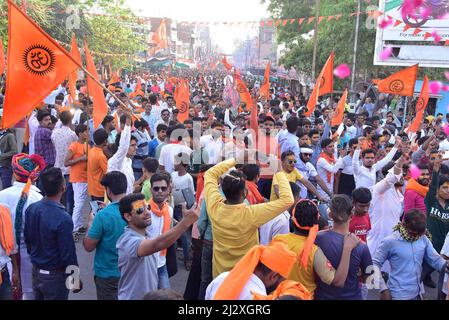 Bikaner, Rajasthan, India. 2nd Apr 2022. Attivisti indù Jagran Manch che prendono parte a Maha Aarti in occasione del nuovo anno indù (Vikram Samvat 2079) a Bikaner. (Credit Image: © Dinesh Gupta/Pacific Press via ZUMA Press Wire) Foto Stock