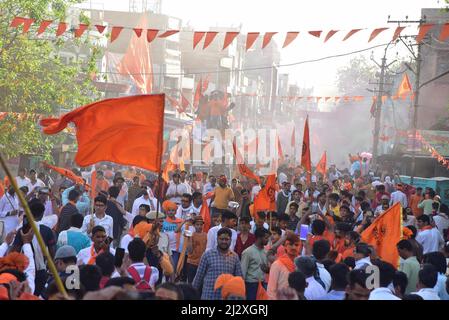 Bikaner, Rajasthan, India. 2nd Apr 2022. Attivisti indù Jagran Manch che prendono parte a Maha Aarti in occasione del nuovo anno indù (Vikram Samvat 2079) a Bikaner. (Credit Image: © Dinesh Gupta/Pacific Press via ZUMA Press Wire) Foto Stock