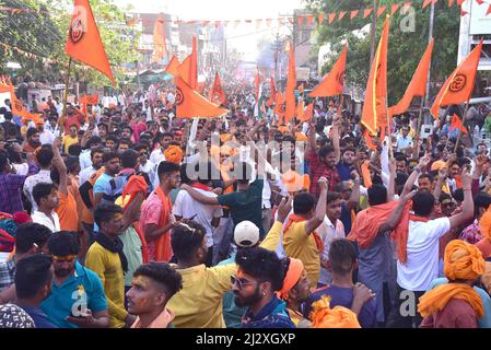 Bikaner, Rajasthan, India. 2nd Apr 2022. Attivisti indù Jagran Manch che prendono parte a Maha Aarti in occasione del nuovo anno indù (Vikram Samvat 2079) a Bikaner. (Credit Image: © Dinesh Gupta/Pacific Press via ZUMA Press Wire) Foto Stock