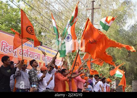 Bikaner, Rajasthan, India. 2nd Apr 2022. Attivisti indù Jagran Manch che prendono parte a Maha Aarti in occasione del nuovo anno indù (Vikram Samvat 2079) a Bikaner. (Credit Image: © Dinesh Gupta/Pacific Press via ZUMA Press Wire) Foto Stock