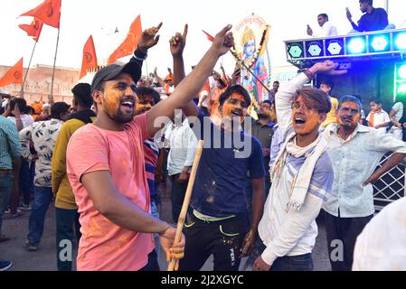 Bikaner, Rajasthan, India. 2nd Apr 2022. Attivisti indù Jagran Manch che prendono parte a Maha Aarti in occasione del nuovo anno indù (Vikram Samvat 2079) a Bikaner. (Credit Image: © Dinesh Gupta/Pacific Press via ZUMA Press Wire) Foto Stock