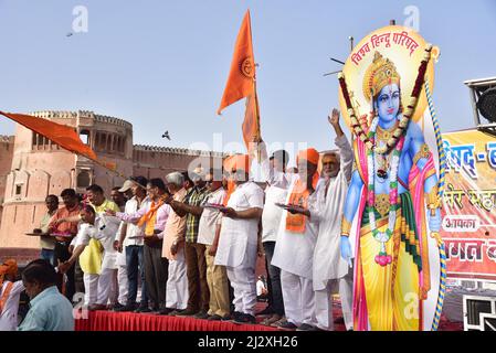 Bikaner, Rajasthan, India. 2nd Apr 2022. Attivisti indù Jagran Manch che prendono parte a Maha Aarti in occasione del nuovo anno indù (Vikram Samvat 2079) a Bikaner. (Credit Image: © Dinesh Gupta/Pacific Press via ZUMA Press Wire) Foto Stock