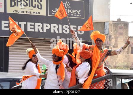 Bikaner, Rajasthan, India. 2nd Apr 2022. Attivisti indù Jagran Manch che prendono parte a Maha Aarti in occasione del nuovo anno indù (Vikram Samvat 2079) a Bikaner. (Credit Image: © Dinesh Gupta/Pacific Press via ZUMA Press Wire) Foto Stock