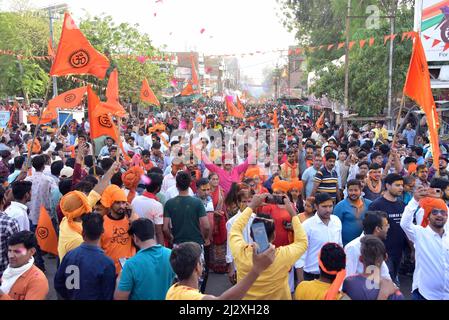 Bikaner, Rajasthan, India. 2nd Apr 2022. Attivisti indù Jagran Manch che prendono parte a Maha Aarti in occasione del nuovo anno indù (Vikram Samvat 2079) a Bikaner. (Credit Image: © Dinesh Gupta/Pacific Press via ZUMA Press Wire) Foto Stock