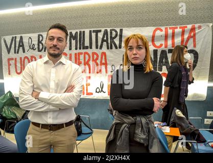 Roma, Italia. 03rd Apr 2022. All'Assemblea di Roma hanno partecipato rappresentanti di quelle forze che in Europa combattono contro la guerra e la pace, per evitare un'escalation. Promotori: DEMA (democrazia e autonomia), Manifesta, potere al popolo, Partito di Rifondazione Comunista. Giuliano Granato e Marta Collot, portavoce di Power to the People (Photo by Patrizia CORTELLLESSA/Pacific Press) Credit: Pacific Press Media Production Corp./Alamy Live News Foto Stock