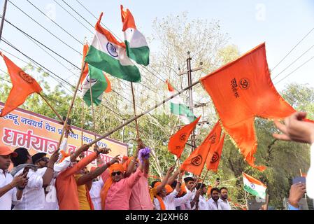 Bikaner, Rajasthan, India. 2nd Apr 2022. Attivisti indù Jagran Manch che prendono parte a Maha Aarti in occasione del nuovo anno indù (Vikram Samvat 2079) a Bikaner. (Credit Image: © Dinesh Gupta/Pacific Press via ZUMA Press Wire) Foto Stock