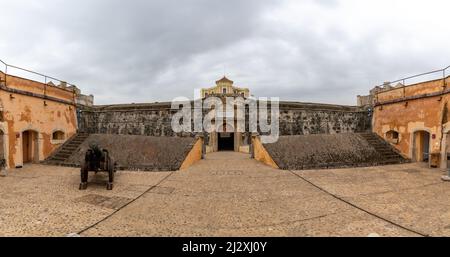 Alcacova, Portogallo - 25 marzo,. 2022: Vista panoramica della casa del governatore e ingresso del Forte Conde de Lippe Foto Stock