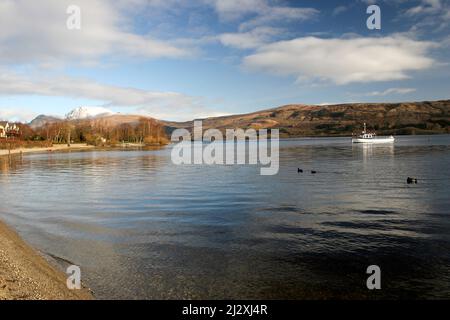 Barca sul Loch Lomond vicino a Luss, Loch Lomond e il Parco Nazionale Trossachs, Argyll, Scozia Foto Stock