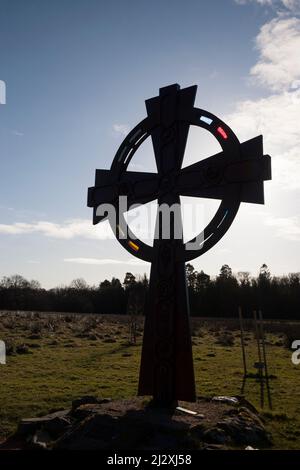 Croce di St Kessog a Luss Glebe, di Loch Lomond. La parte superiore della croce contiene simboli cristiani, tra cui la colomba della pace, il grano di grano Foto Stock