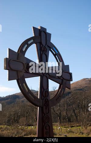 Croce di St Kessog a Luss Glebe, di Loch Lomond. La parte superiore della croce contiene simboli cristiani, tra cui la colomba della pace, il grano di grano Foto Stock