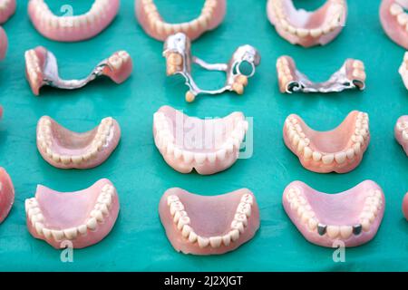 Stalla dentista con dentiere, piazza Jemaa el-Fna, Marrakech, Marocco Africa Foto Stock