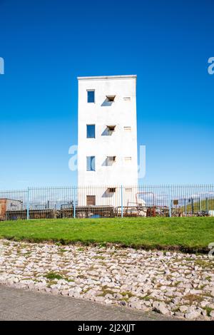 Una vista della vecchia stazione di segnale o della Pilot's House all'ingresso del porto di Irvine nel North Ayrshire, Scozia. Foto Stock